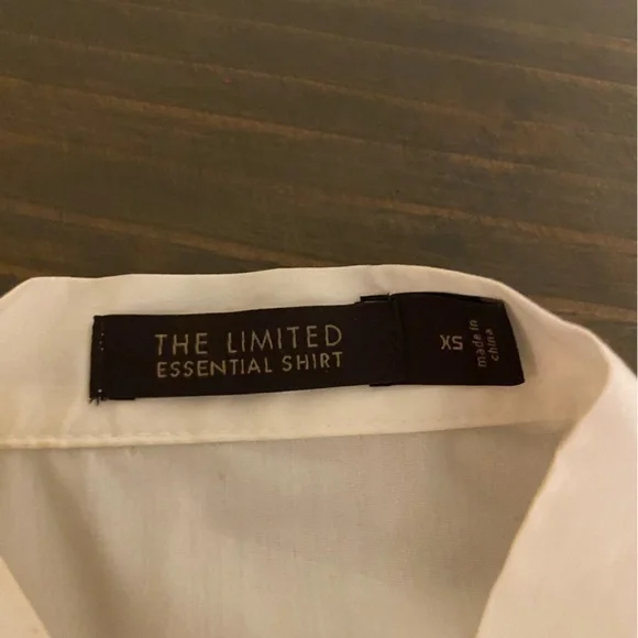 The Limited. White Ruffle Front Detail Sleeveless Blouse. Size XS. - Picture 4 of 5